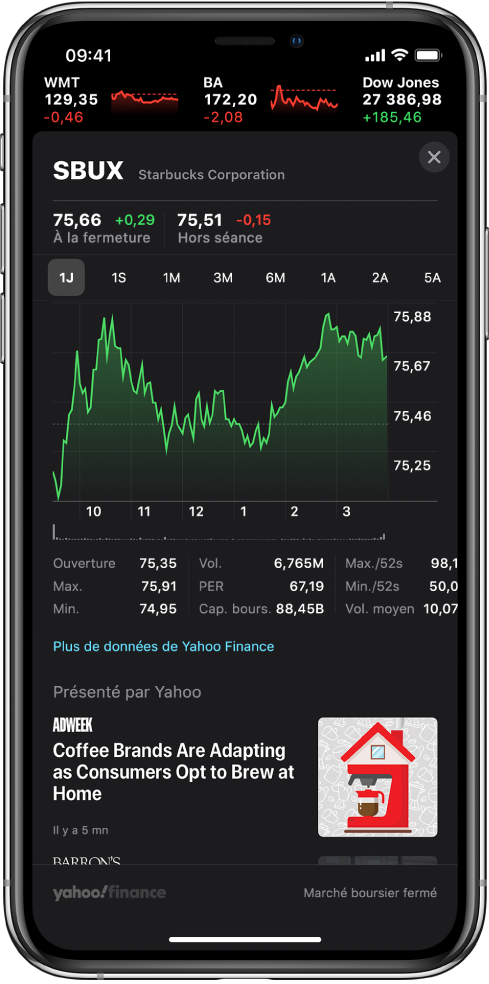 Au milieu de l’écran, un graphique affiche les performances d’une action tout au long d’une journée. Au-dessus du graphique se trouvent les boutons permettant d’afficher les performances de l’action sur une journée, une semaine, un mois, trois mois, six mois, un an, deux ans ou cinq ans. Sous le graphique se trouvent les détails de l’action, comme le cours d’ouverture, la valeur la plus haute, la valeur la plus basse et la capitalisation de marché. Sous le graphique se trouvent les articles Apple News liés à l’action.