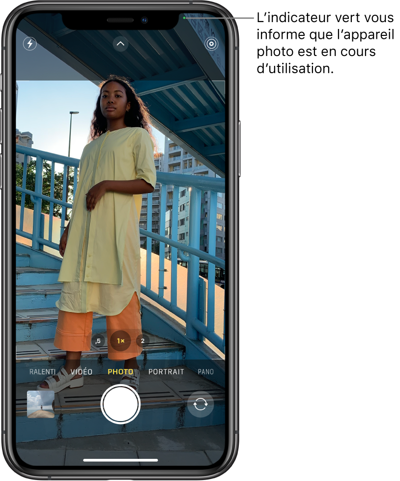 L’écran « Appareil photo » en mode Photo. Un indicateur vert en haut à droite affiche que l’appareil photo est en cours d’utilisation.