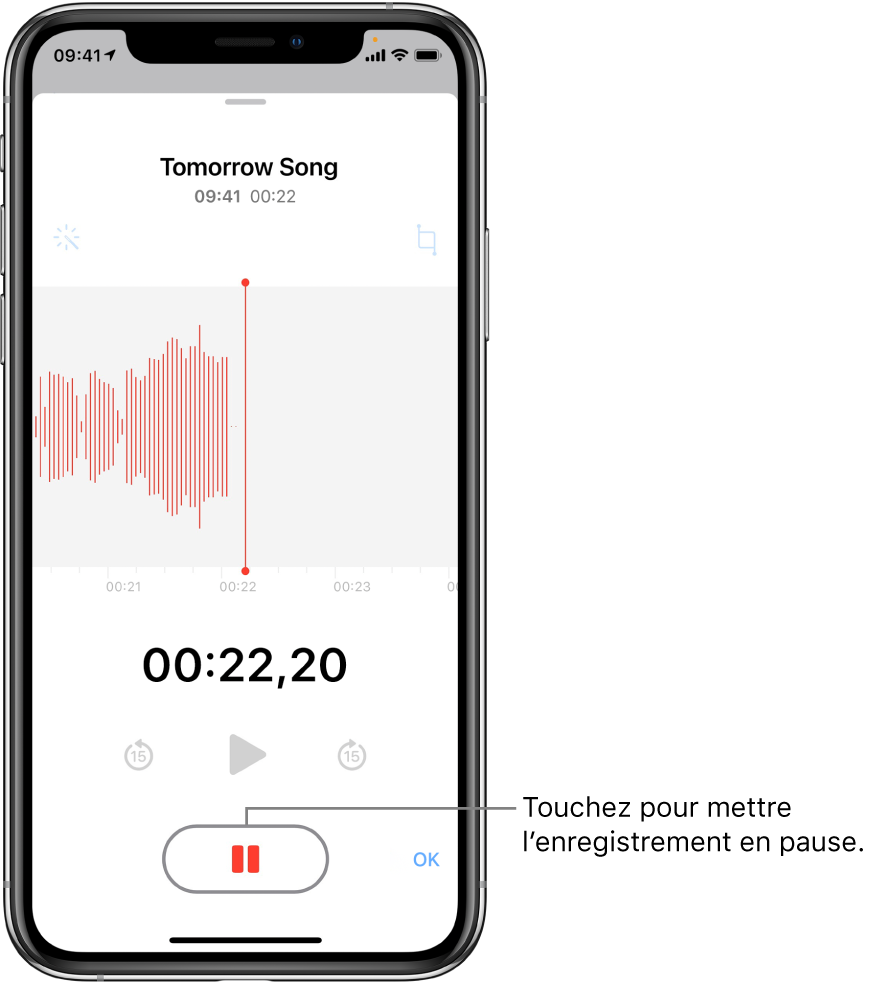 L’écran Dictaphone affichant un enregistrement en cours, avec un bouton Pause en surbrillance et des commandes grisées permettant de lire l’enregistrement, d’avancer et de reculer de 15 secondes. La majeure partie de l’écran affiche la forme d’onde de l’enregistrement en cours, ainsi que sa durée. Le voyant orange « Micro en cours d’utilisation » apparaît en haut à droite.