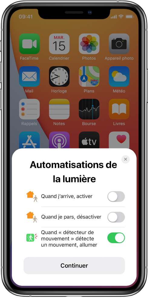 Fenêtre sur l’écran d’accueil affichant trois suggestions d’automatisation des lumières : « Quand j’arrive, activer », « Quand je pars, désactiver » et « Quand “détecteur de mouvement” détecte un mouvement, allumer ». Un bouton Continuer se trouve en dessous.