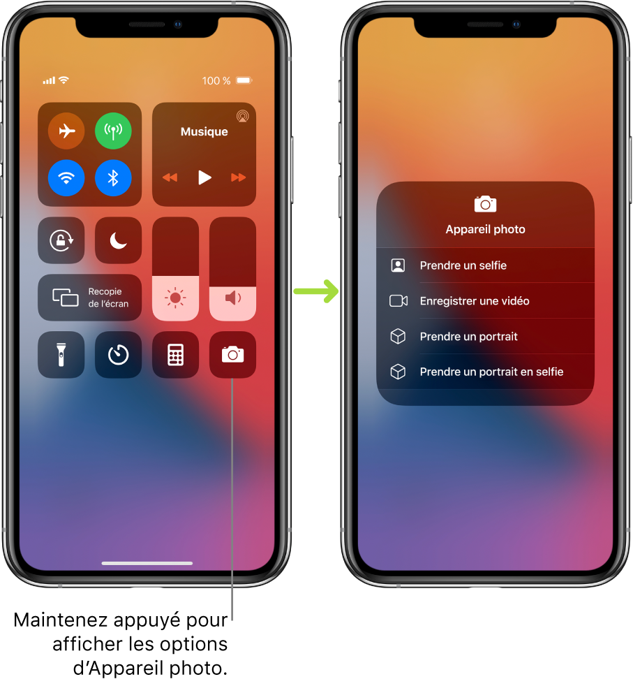 Deux écrans Centre de contrôle côte à côte : celui de gauche affiche les commandes pour le mode Avion, les données cellulaires, le Wi-Fi et le Bluetooth dans le groupe situé en haut à gauche, avec une légende invitant l’utilisateur à maintenir un doigt sur l’icône « Appareil photo » en bas à droite pour afficher les options associées. L’écran de droite affiche des options supplémentaires pour l’appareil photo : Prendre un selfie, Enregistrer une vidéo, Prendre un portrait et Prendre un portrait en selfie.