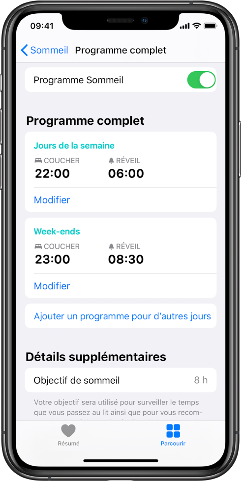 L’écran « Programme complet » de Sommeil est affiché dans l’app Santé. L’option « Programme Sommeil » est activée en haut de l’écran. Au milieu de l’écran se trouve un programme Sommeil pour les jours de semaine, ainsi qu’un autre programme pour les week-ends. Sous celui-ci se trouve un bouton pour ajouter un programme pour les autres jours. En bas de l’écran figurent, la section relative aux détails supplémentaires affiche un objectif de sommeil de huit heures.