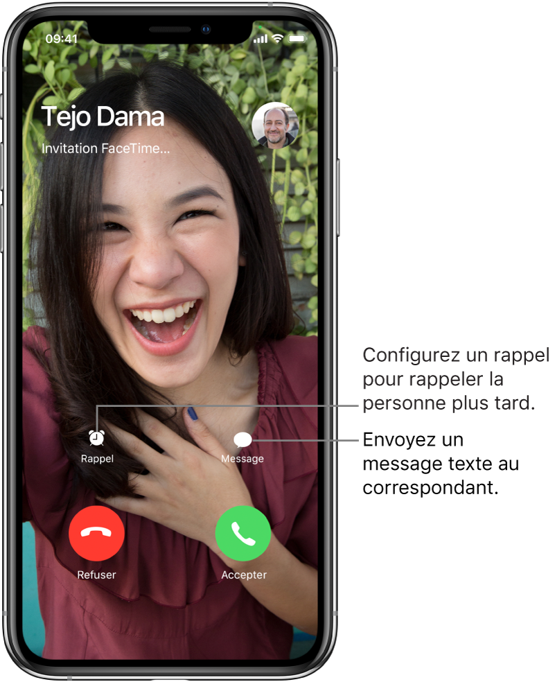 L’écran d’appel entrant. Au bas de l’écran, dans le rang du haut (de gauche à droite) : les boutons Rappel et Message. Dans le rang du bas, de gauche à droite : les boutons Refuser et Accepter.