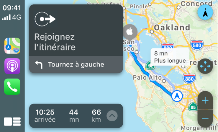 CarPlay affichant les icônes pour Plans, Podcasts et Téléphone sur la gauche, et le plan d’un itinéraire en voiture sur la droite avec les commandes de zoom, les indications de conduite et l’heure d’arrivée estimée.