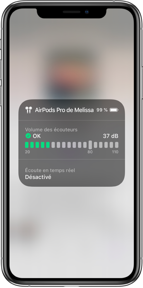 Une carte se superpose à l’écran. La carte affiche un graphique montrant le niveau sonore d’une paire d’AirPods. Le graphique affiche 37 décibels et porte la mention OK. L’option « Écoute en temps réel » apparaît comme désactivée sous le graphique.