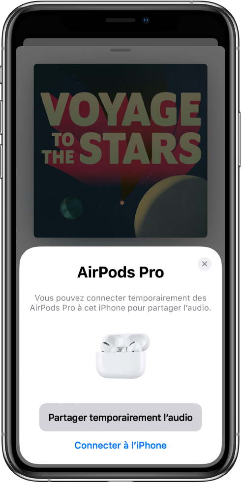 Écran d’iPhone montrant des AirPods dans un boîtier de charge ouvert. Vers le bas de l’écran se trouve un bouton permettant de partager temporairement du contenu audio.