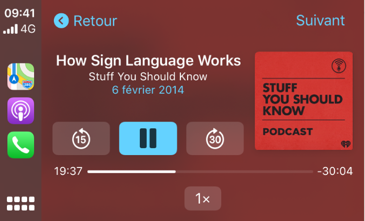 Tableau de bord CarPlay affichant le podcast « How Sign Language Works » de Stuff You Should Know en cours de lecture.