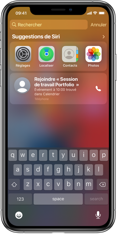 L’écran verrouillé de l’iPhone. Les réglages des apps, Localiser, Contacts et Photos apparaissent sous « Suggestions de Siri .» Sous les suggestions d’app, se trouve une suggestion de joindre une session de travail sur le Portfolio, qui est un évenement provenant du Calendrier.