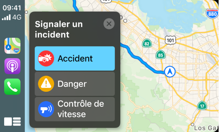 CarPlay affichant les icônes de Plans, Podcasts et Téléphone sur la gauche, et un plan de la zone actuelle sur la droite signalant un accident de circulation, un danger ou un contrôle de vitesse.