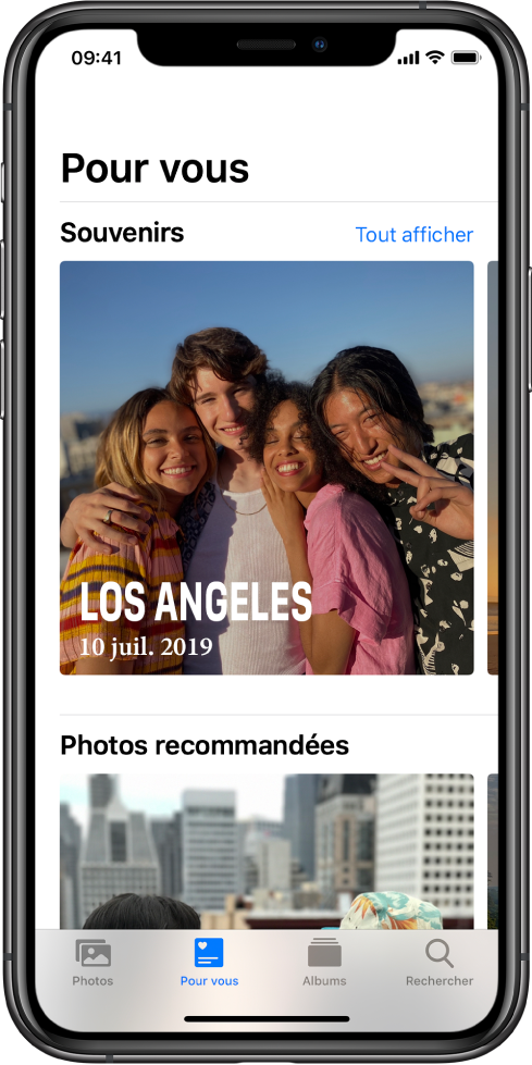 Dans l’app Photos, l’onglet « Pour vous » affiche la section Souvenirs. Le souvenir possède une photo de couverture qui comprend le lieu et la date. Dans le coin supérieur droit se trouve le bouton « Tout afficher », qui présente tous vos souvenirs.