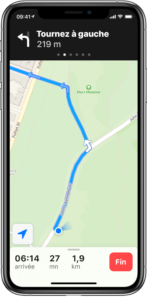 Un plan avec un itinéraire à pied. En haut de l’écran, une bannière indique le moment où prendre un virage à gauche. Le bouton Fin s’affiche en bas de l’écran.