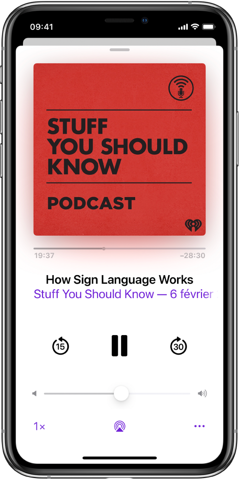 Les commandes de lecture sur l’écran À l’écoute. Sous l’illustration du podcast, faites glisser le curseur de position de la piste pour revenir en arrière ou avancer. Sous le titre de l’épisode se trouvent les boutons permettant de revenir en arrière, de lancer la lecture, de mettre en pause et d’avancer rapidement. En dessous de ces boutons se trouve la commande de volume. Dans le coin inférieur gauche se trouve la commande permettant de modifier la vitesse de lecture. Dans l’angle inférieur droit se trouve le bouton Plus.