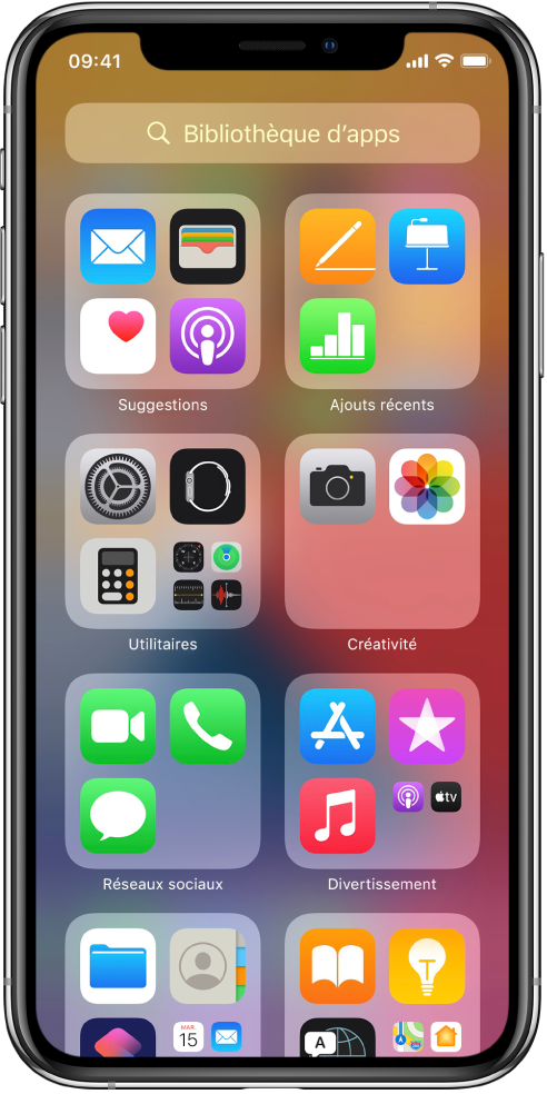 Bibliothèque d’apps de l’iPhone montrant les apps organisées par catégorie (Utilitaires, Créativité, Réseaux sociaux, Divertissement, etc.).