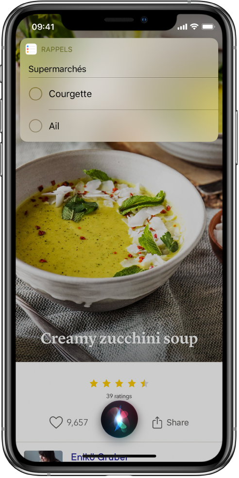 En réponse à la demande “Dis Siri, ajoute courgette et ail à ma liste de courses”, Siri affiche une liste de rappels appelée Courses avec les éléments Courgette et Ail. La liste apparaît au-dessus d’une recette de soupe crémeuse à la courgette.