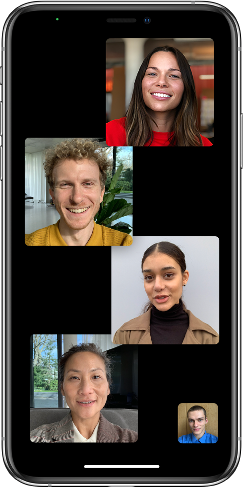 שיחת FaceTime קבוצתית עם חמישה משתתפים, כולל יוזם השיחה. כל משתתף מופיע באריח נפרד.