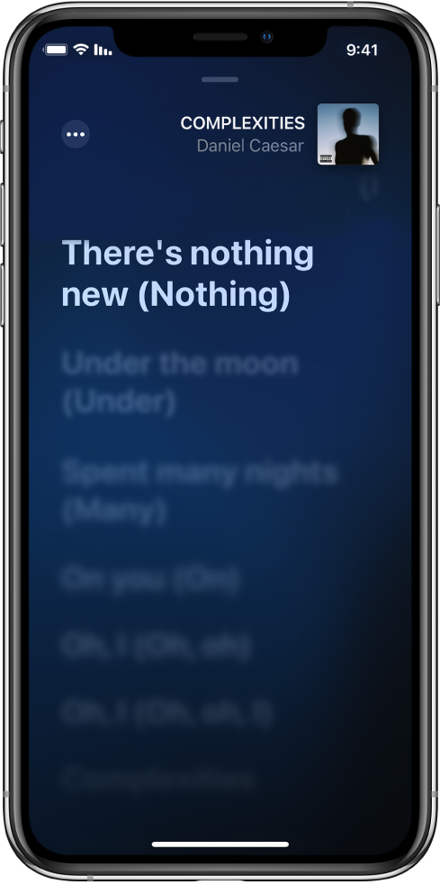 מסך המילים של השיר מציג את שם השיר, שם האמן ואת הכפתור ״עוד״ למעלה. המילים הנוכחיות מסומנות והמילים שזה עתה הסתיימו מעומעמות.