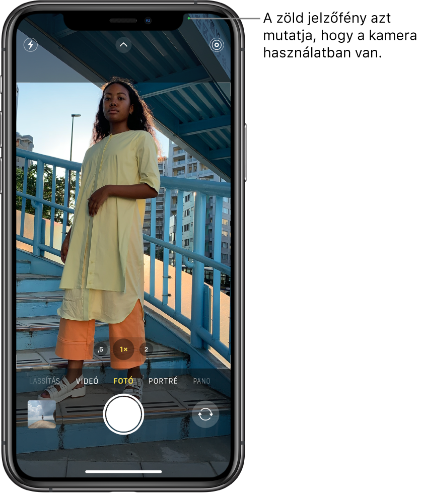 A Kamera alkalmazás képernyője Fotó módban. A képernyő jobb felső sarkában egy zöld jelző jelzi, hogy a kamera használatban van.