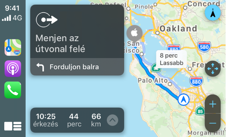 A CarPlay képernyője, amelynek bal oldalán a Térképek, a Podcastok és a Telefon ikonjai láthatók, jobb oldalán pedig egy autós útvonal térképe nagyításvezérlőkkel, elágazásokkal és becsült érkezési információkkal.