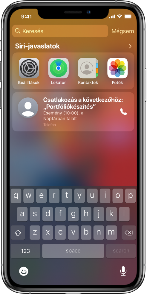 Az iPhone zárolási képernyője. Az alkalmazás beállítások, a Lokátor, a Kontaktok és a Fotók láthatók a „Siri-javaslatok” alatt. Az alkalmazás-javaslatok alatt egy javaslat látható Portfólió munkaértekezlethez való csatlakozásra, amely egy, a Naptár alkalmazásban található esemény.