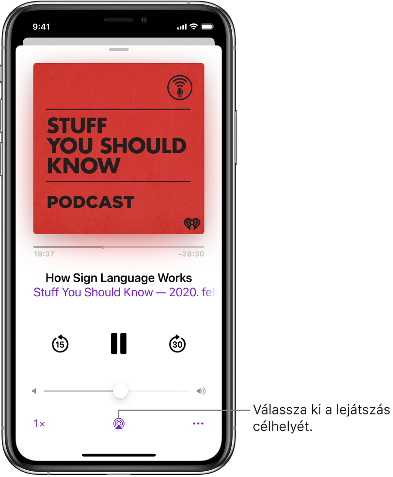 Egy podcast lejátszási vezérlői, többek között a Lejátszási cél gomb a képernyő alján.