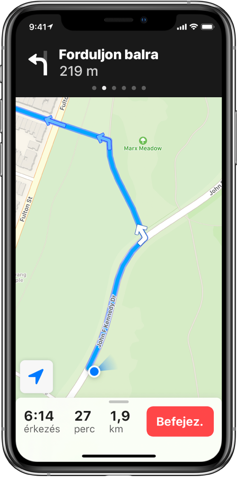Egy térkép egy gyalogos útvonaltervvel. A képernyő tetején egy szalag jelöli, hogy mikor kell balra fordulnia. A Befejezés gomb megjelenik a képernyő alján.