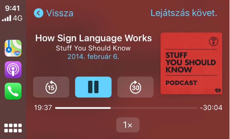 A CarPlay Dashboardja, amelyen a How Sign Language Works by Stuff You Should Know című podcast lejátszása van folyamatban.