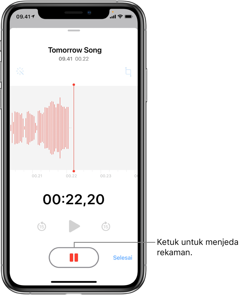 Layar Memo Suara menampilkan perekaman sedang berlangsung, dengan tombol Jeda yang aktif dan kontrol pemutaran yang diredupkan untuk memutar, melewati maju 15 detik, dan melewati mundur 15 detik. Bagian utama layar menampilkan bentuk gelombang rekaman yang sedang dibuat dengan indikator waktu. Indikator Mikrofon Sedang Digunakan oranye muncul di kanan atas.