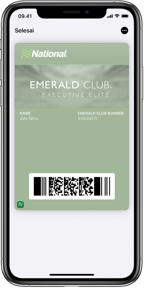 Boarding pass di Wallet menampilkan informasi penerbangan dan kode QR di bagian bawah.
