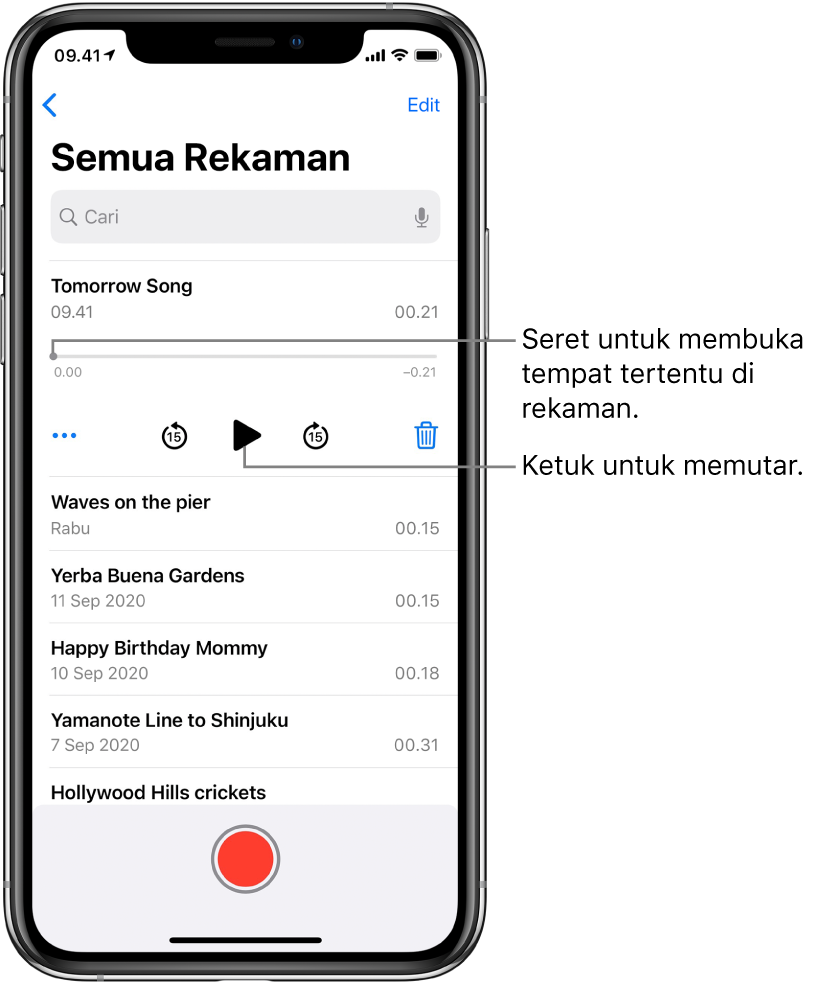 Layar daftar Memo Suara dengan rekaman yang dipilih di bagian atas. Garis waktu rekaman memiliki playhead, yang dapat Anda seret untuk pindah ke tempat tertentu di rekaman. Terdapat waktu mulai dan selesai di ujung. Di bawah garis waktu terdapat tombol Lainnya, yang dapat Anda ketuk untuk mengedit, menduplikatkan, atau berbagi rekaman, tombol lewati mundur 15d, tombol putar, tombol lewati maju 15d, dan tombol hapus. Di bawah kontrol ini terdapat daftar rekaman yang dapat dibuka dengan ketukan.