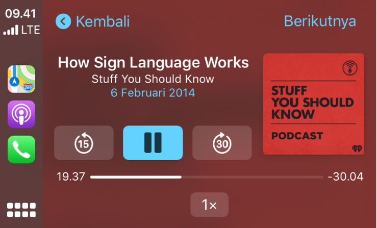 Dashboard CarPlay menampilkan podcast How Sign Language Works by Stuff You Should Know diputar.