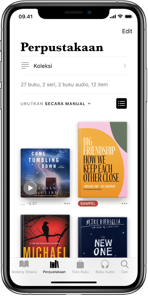 Layar Perpustakaan di app Buku. Di bagian atas layar terdapat tombol Koleksi dan pilihan pengurutan. Pilihan pengurutan Terbaru dipilih. Di bagian tengah layar terdapat sampul buku di perpustakaan. Di bagian bawah layar, dari kiri ke kanan, terdapat tab Sedang Dibaca, Perpustakaan, Toko Buku, Buku Audio, dan Cari.