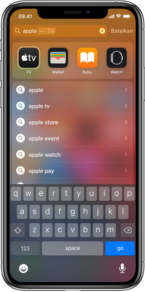 Layar menampilkan pencarian di iPhone. Di bagian atas terdapat bidang pencarian dengan teks pencarian “apple,” dan di bawahnya terdapat hasil pencarian yang ditemukan untuk teks target.
