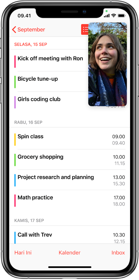 Layar yang menampilkan percakapan FaceTime sedang berlangsung saat app Kalender mengisi sisa layar.