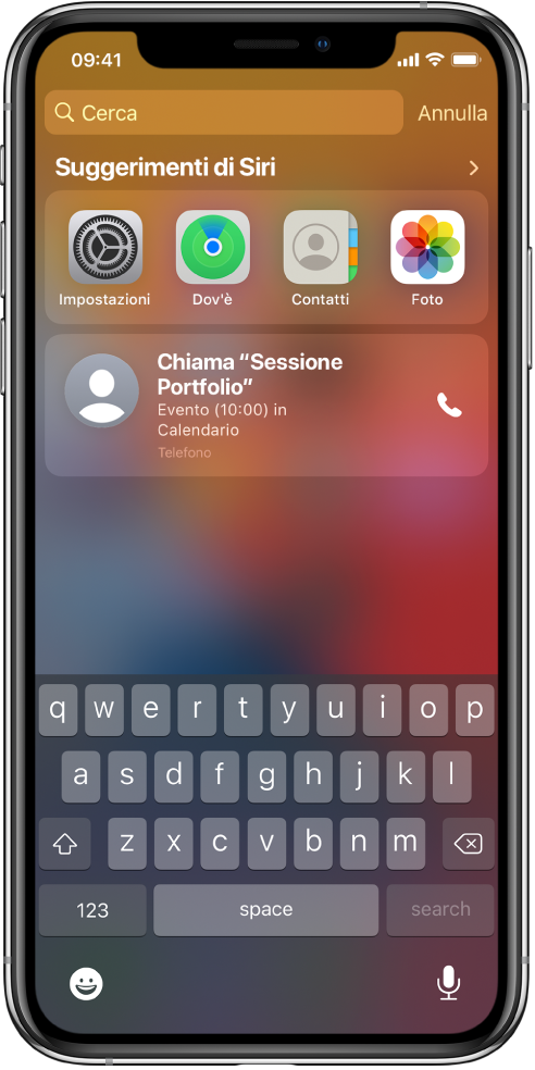 La schermata “Blocco schermo” di iPhone. Le app Impostazioni, Dov'è, Contatti e Foto vengono visualizzate sotto “Suggerimenti di Siri”. Sotto i suggerimenti delle app si trova un suggerimento di partecipare a “Sessione Portfolio”, un evento che si trova in Calendario.