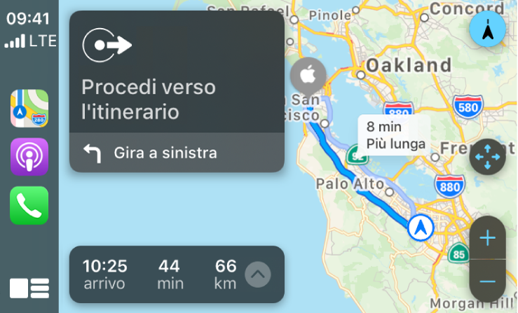 CarPlay che mostra le icone di Mappe, Podcast e Telefono sulla sinistra e la mappa di un percorso in auto sulla destra, con i controlli per lo zoom, le indicazioni passo passo e le informazioni sull'orario previsto per l'arrivo.