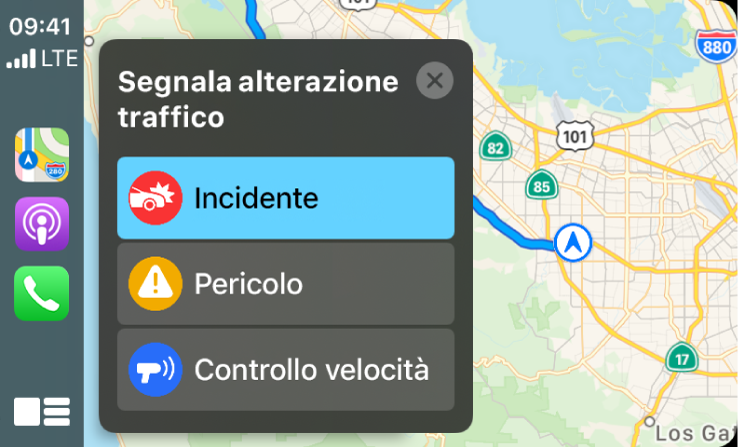 CarPlay che mostra le icone per Mappe, Podcast e Telefono sulla sinistra e una mappa della zona attuale sulla destra per segnalare un incidente, un pericolo o un controllo della velocità.