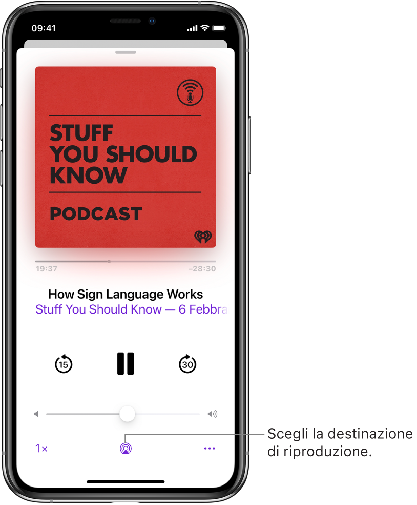I controlli di riproduzione per un podcast, tra cui il pulsante “Destinazione di riproduzione” nella parte inferiore dello schermo.