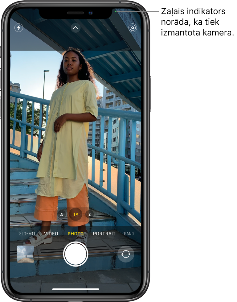 Lietotnes Camera ekrāns režīmā Photo. Zaļš indikators ekrāna augšā norāda, ka tiek izmantota kamera.