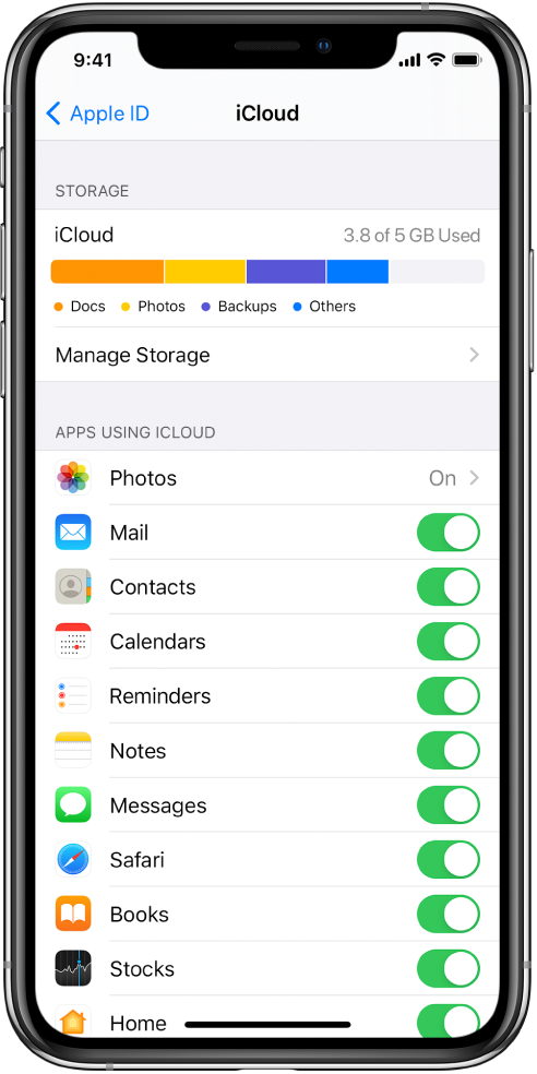 iCloud iestatījumu ekrāns, kurā redzams iCloud krātuves mērītājs un ar iCloud lietojamo lietotni un funkciju saraksts, tostarp lietotne Mail, Contacts un Messages.