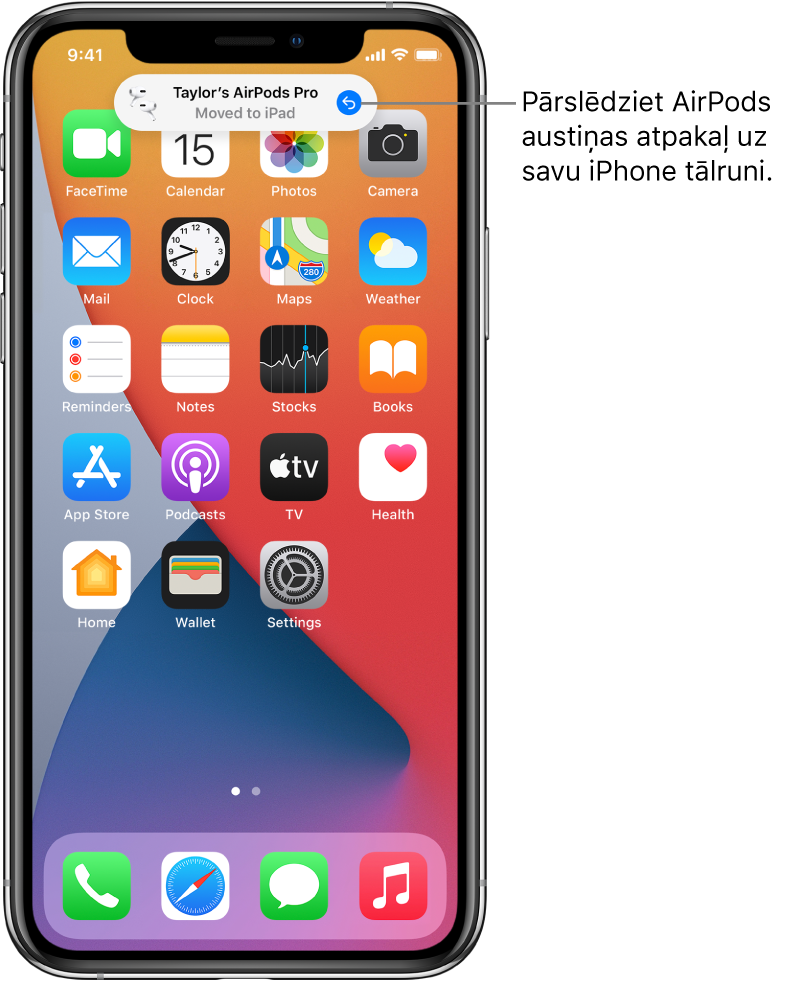 Bloķēts ekrāns ar ziņu augšā “Taylor’s AirPods Pro Moved to iPad” (Teilora AirPods Pro austiņas ir pārslēgtas savienojumā ar iPad ierīci) un pogu AirPods austiņu pārslēgšanai atpakaļ uz iPhone tālruni.