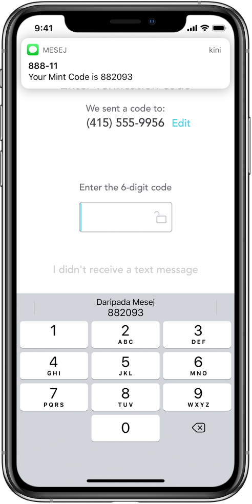 Skrin iPhone untuk app yang meminta kod 6 digit. Skrin app menyertakan mesej mengatakan bahawa kod telah dihantar. Pemberitahuan daripada app Mesej muncul di bahagian atas skrin dengan mesej “Kod Mint Anda ialah 882093.” Papan kekunci muncul di bahagian bawah skrin. Bahagian atas papan kekunci memaparkan aksara “882093.”