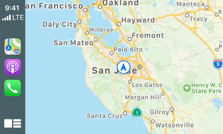 ဘယ်ဘက်တွင် Maps၊ Podcasts နှင့် Phone တို့အတွက် သင်္ကေတများကိုပြထားပြီး ညာဘက်တွင် လက်ရှိတည်နေရာဝန်းကျင်မြေပုံတစ်ခုကို ပြထားသော CarPlay။