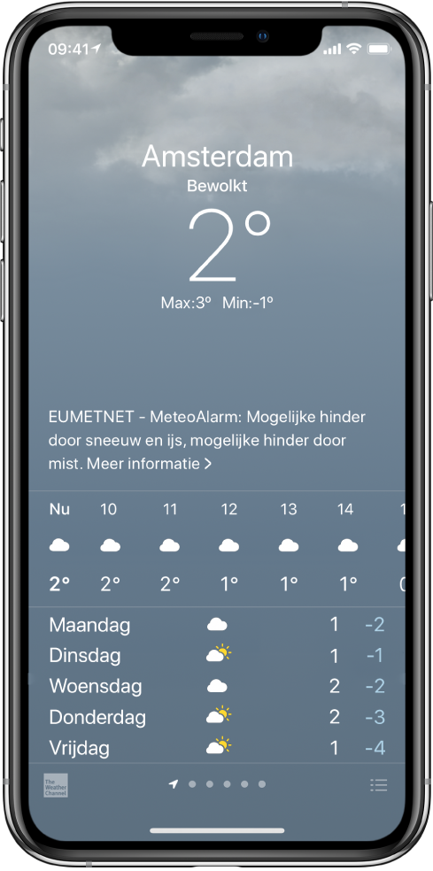 Het Weer-scherm met van boven naar beneden de locatie, een waarschuwing voor zwaar onweer, de huidige temperatuur, de hoogste en laagste temperatuur voor vandaag en een grafiek met het neerslagniveau voor het komende uur. Onder in het scherm staat de weersverwachting per uur, gevolgd door een rij punten die het aantal locaties in de lijst met locaties aangeeft. Rechtsonderin zie je de knop 'Wijzig plaatsen'.