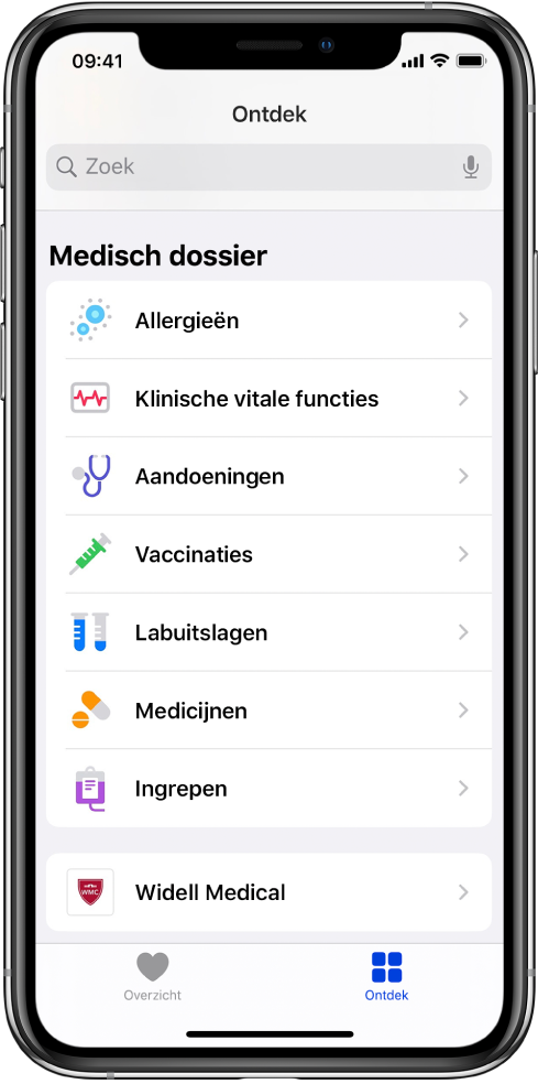 Het scherm 'Medische dossiers' in de Gezondheid-app. Op het scherm staat een lijst met categorieën zoals 'Allergieën', 'Klinische vitale functies' en 'Aandoeningen'. Onder de lijst met categorieën staat een knop voor Widell Medical. Onder in het scherm is de knop 'Gegevens' geselecteerd.