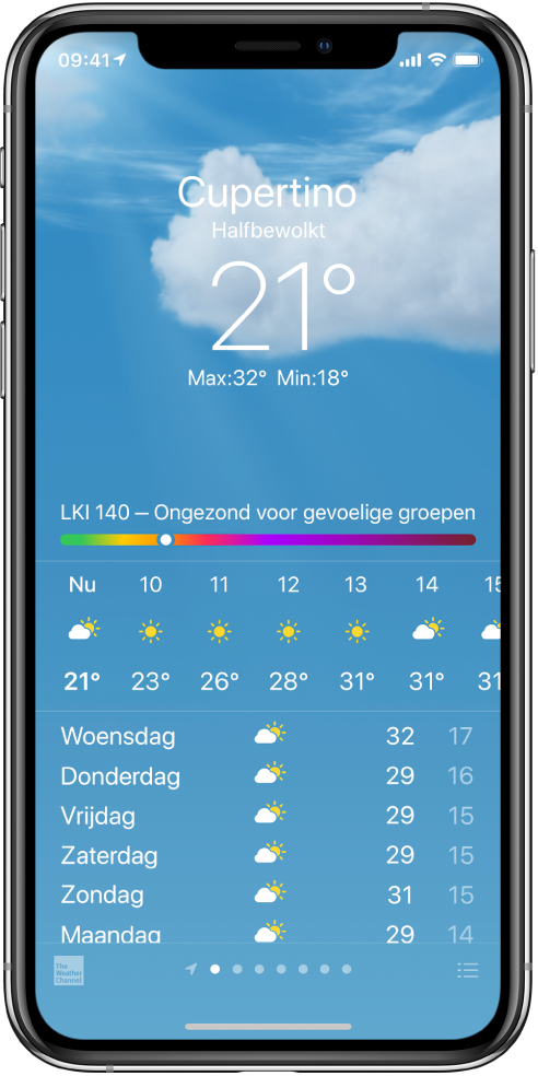 Het Weer-scherm met de locatie, de huidige temperatuur, de hoogste en laagste temperatuur voor vandaag en een grafiek met de luchtkwaliteitsindex, waarbij 'Ongezond voor gevoelige groepen' staat. In het midden van het scherm staat de huidige weersverwachting per uur, gevolgd door de verwachting voor de komende zeven dagen. Een rij punten onderin in het midden geeft het aantal locaties in de lijst met locaties aan. Rechtsonderin zie je de knop 'Wijzig plaatsen'.