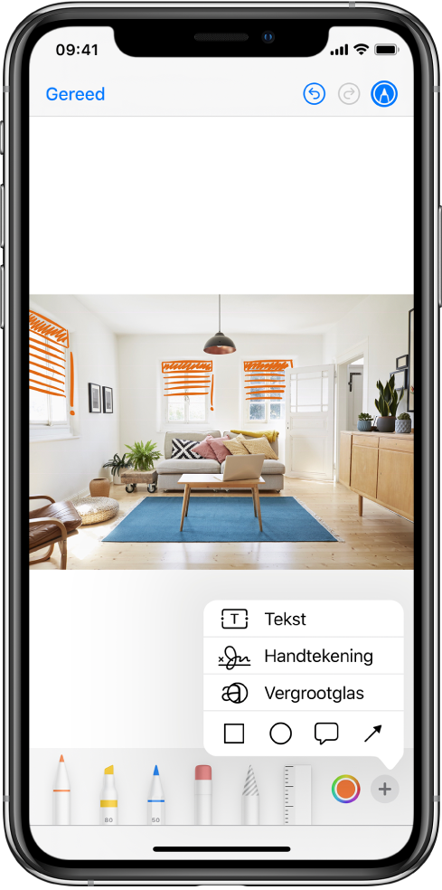 Een foto wordt met oranje lijnen gemarkeerd om jaloezieën op ramen aan te geven. De markeringsknoppenbalk met tekengereedschap en de kleurenkiezer onder in het scherm. Rechtsonderin is een menu te zien met opties om tekst, een handtekening, een vergrootglas en vormen toe te voegen.