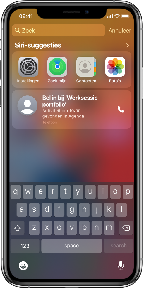 Het toegangsscherm van de iPhone. De apps Instellingen, Zoek mijn, Contacten en Foto's staan onder 'Siri-suggesties'. Onder de voorgestelde apps staat een suggestie om in te bellen bij 'Werksessie portfolio', een activiteit die in Agenda is gevonden.