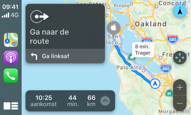 CarPlay met links symbolen voor Kaarten, Podcasts en Telefoon en rechts de kaart van een autoroute, inclusief zoomregelaars, afslaginstructies en informatie over de geschatte aankomst.