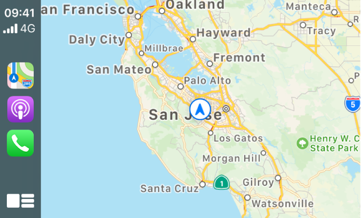 CarPlay met links symbolen voor Kaarten, Podcasts en Telefoon en rechts een kaart van de huidige locatie.