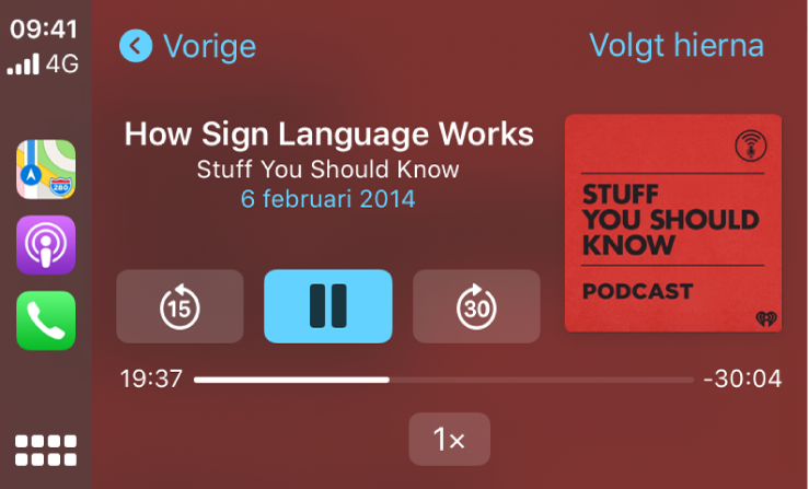 Het CarPlay-dashboard waarop de podcast 'How Sign Language Works' van Stuff You Should Know wordt afgespeeld.